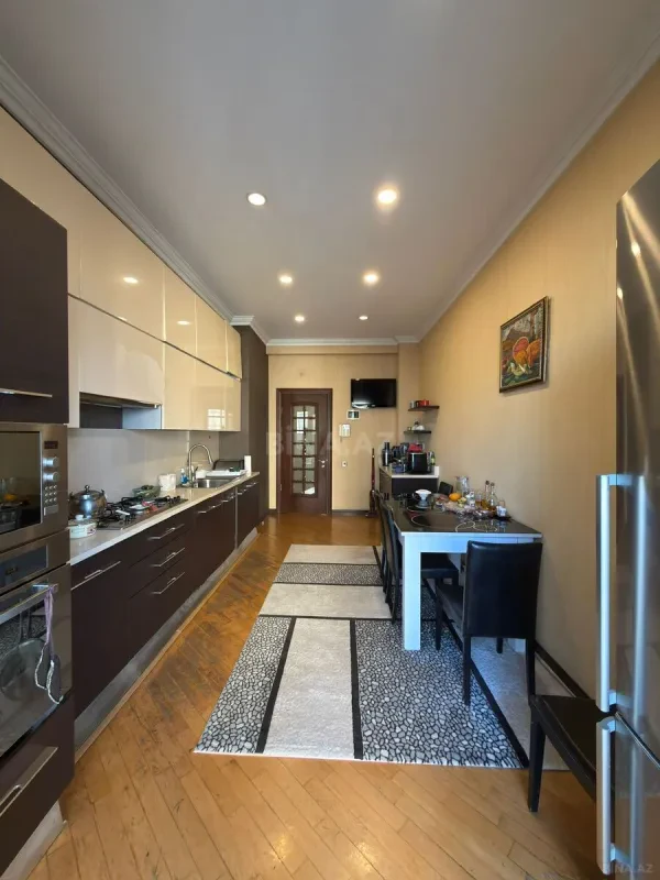 Satılır 4 otaqlı mənzil 219 m²
