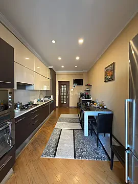 Satılır 4 otaqlı mənzil 219 m²