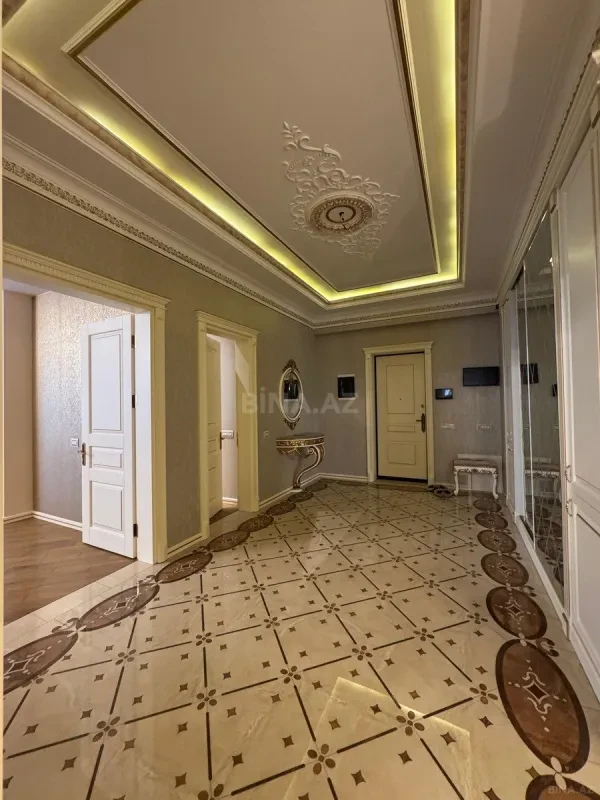Satılır 4 otaqlı mənzil 245 m²