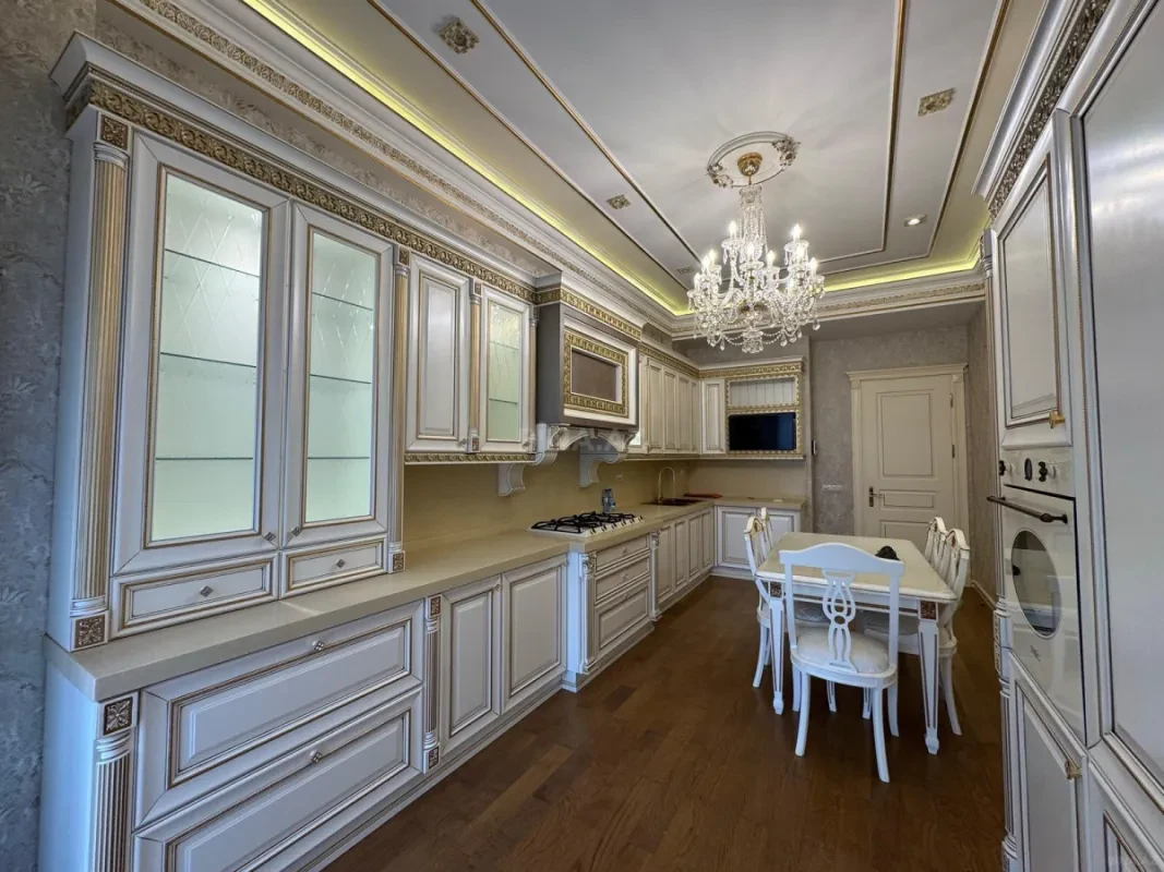 Satılır 4 otaqlı mənzil 245 m²