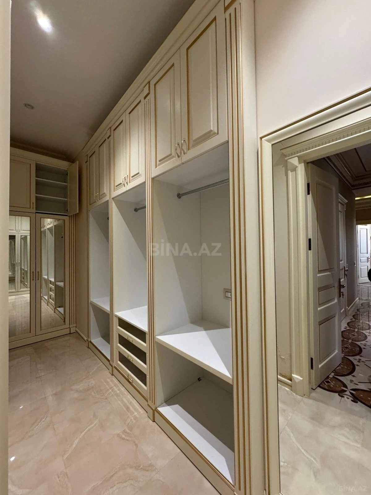 Satılır 4 otaqlı mənzil 245 m²