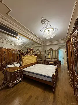 Satılır 4 otaqlı mənzil 245 m²