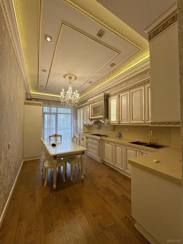 Satılır 4 otaqlı mənzil 245 m²