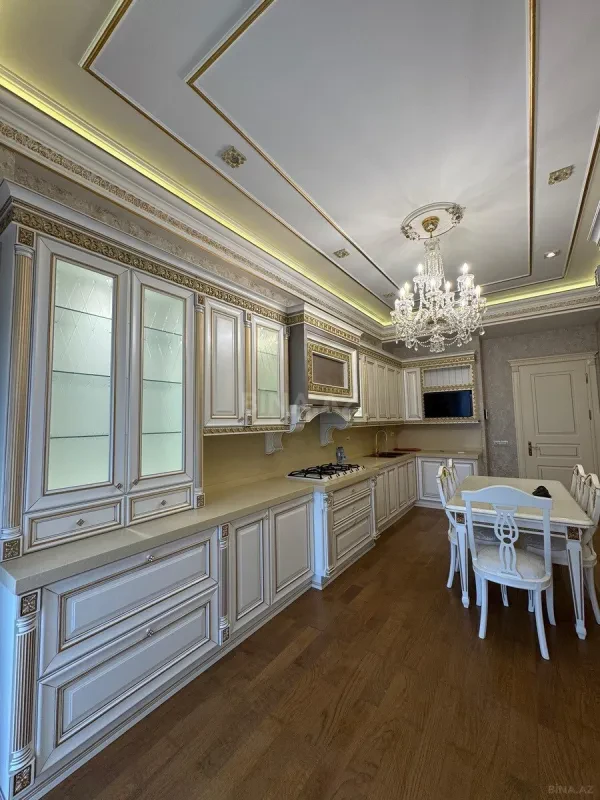 Satılır 4 otaqlı mənzil 245 m²