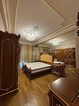 Satılır 4 otaqlı mənzil 245 m²