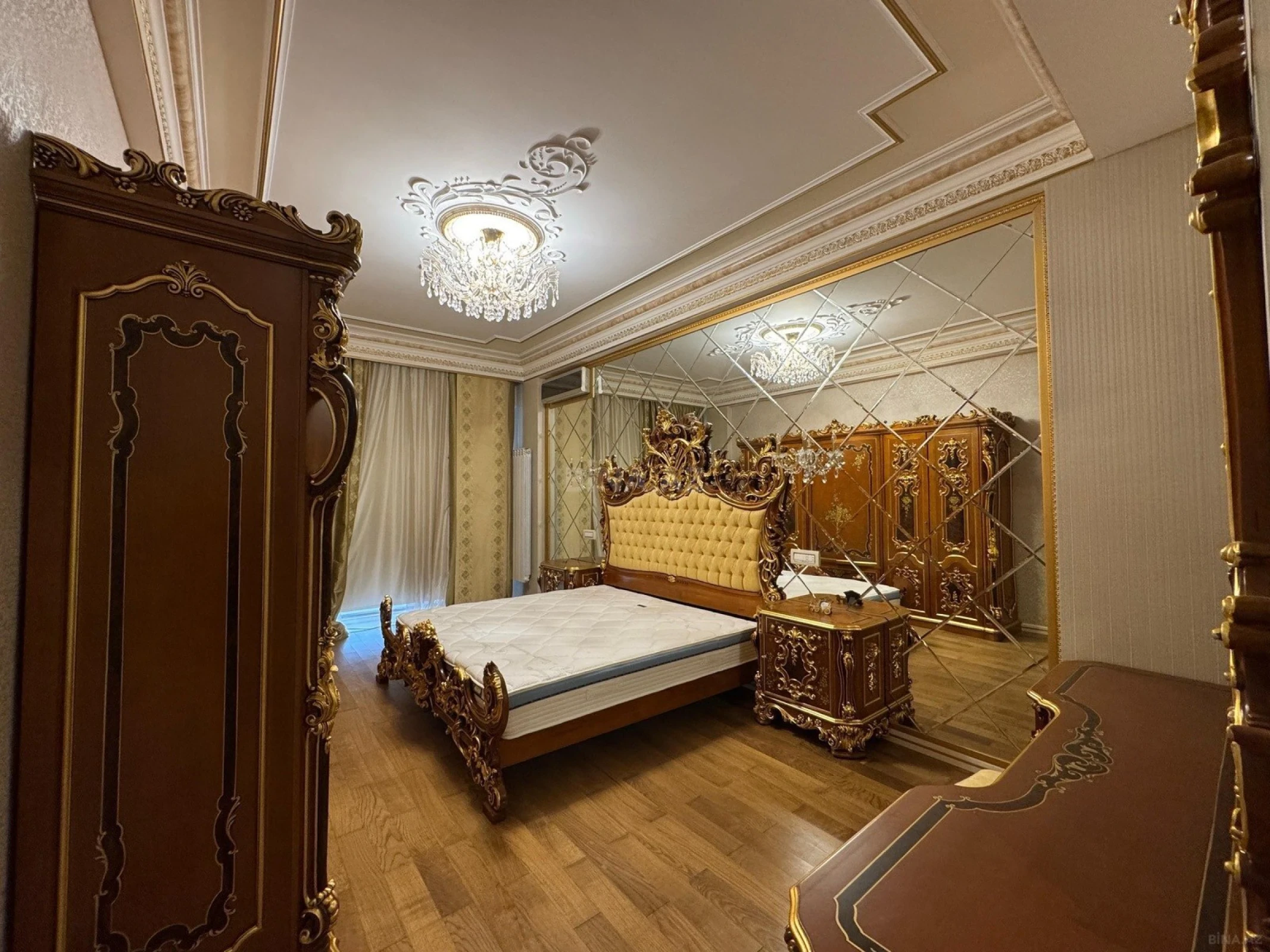 Satılır 4 otaqlı mənzil 245 m²