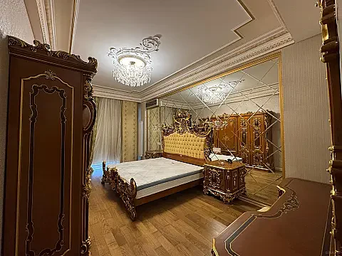 Satılır 4 otaqlı mənzil 245 m²