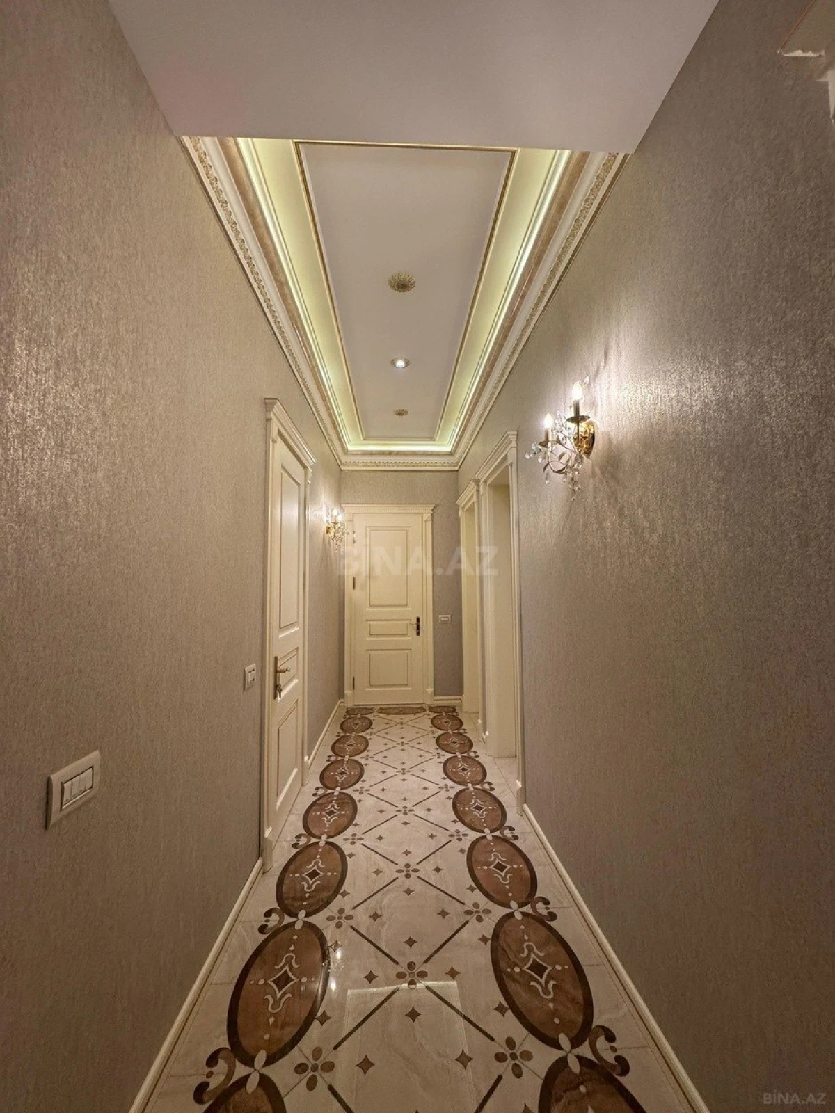 Satılır 4 otaqlı mənzil 245 m²