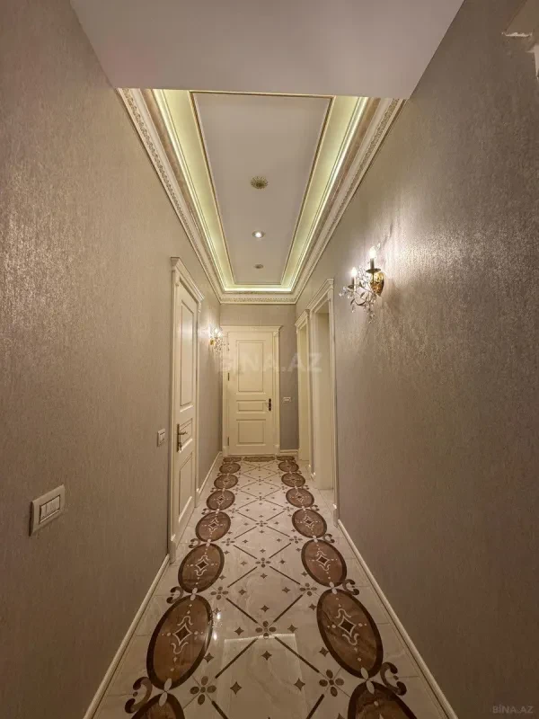 Satılır 4 otaqlı mənzil 245 m²