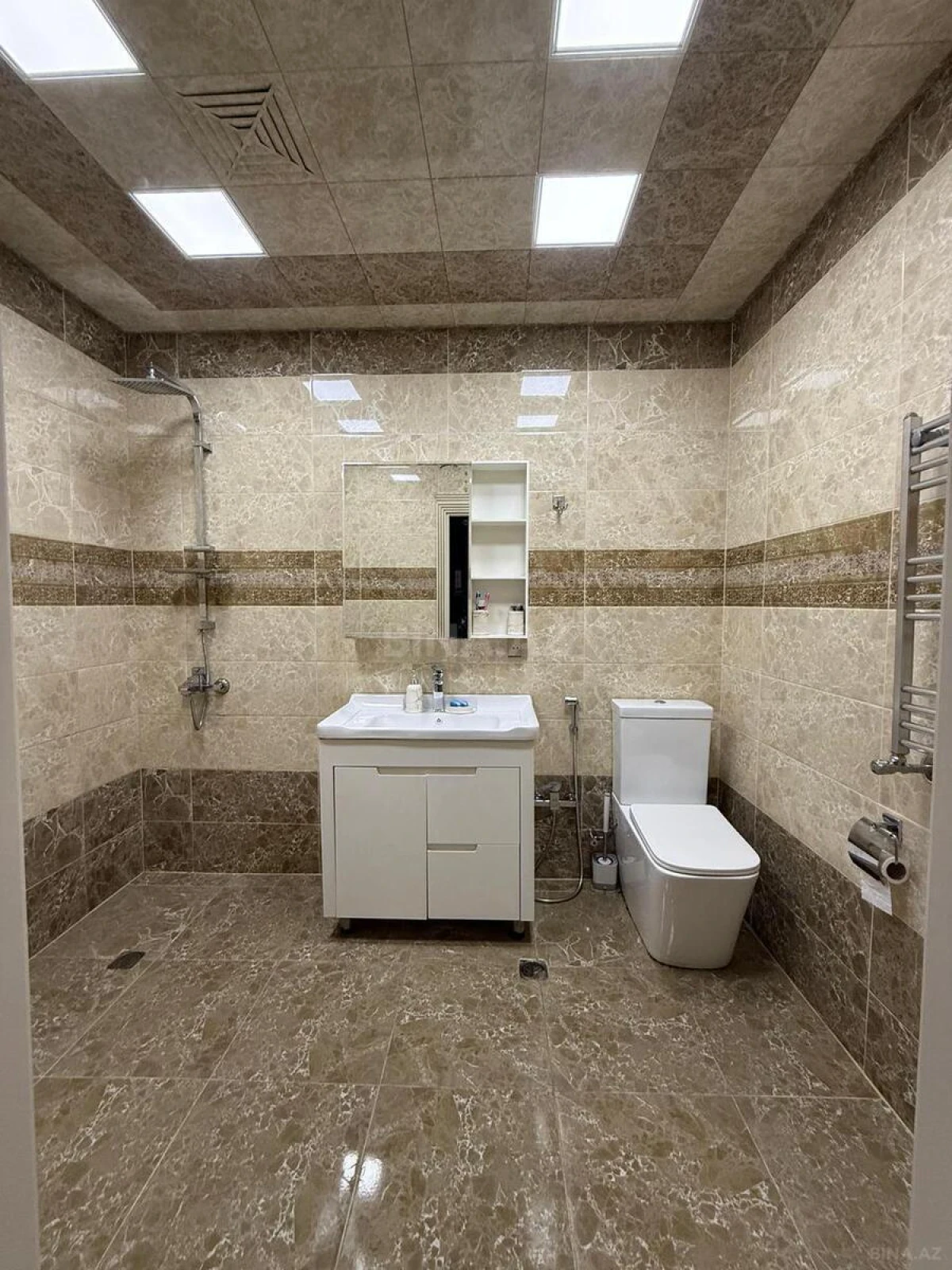 Satılır 2 otaqlı mənzil 84 m²