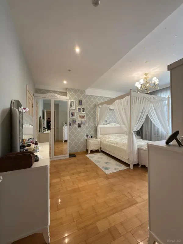 Satılır 3 otaqlı mənzil 175 m²