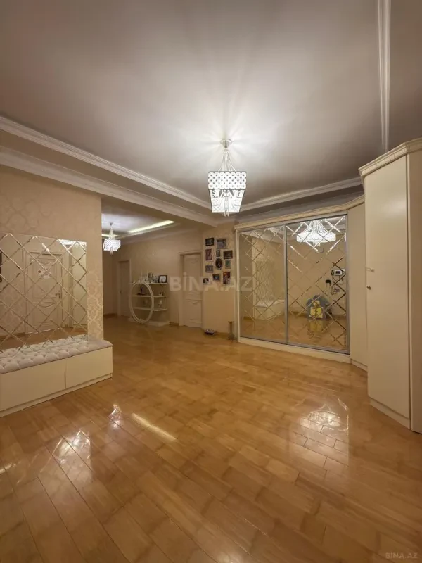 Satılır 3 otaqlı mənzil 175 m²