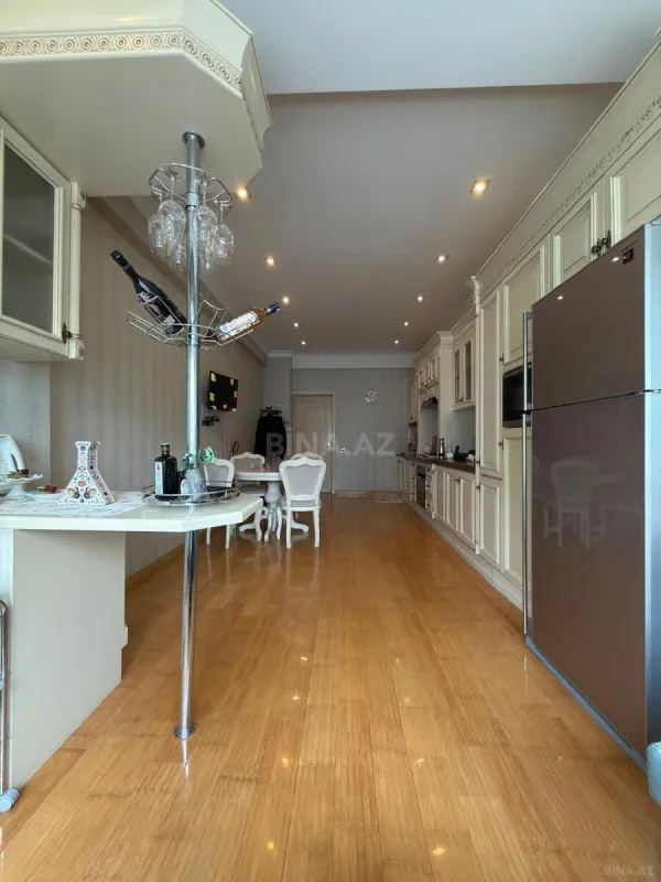 Satılır 3 otaqlı mənzil 175 m²