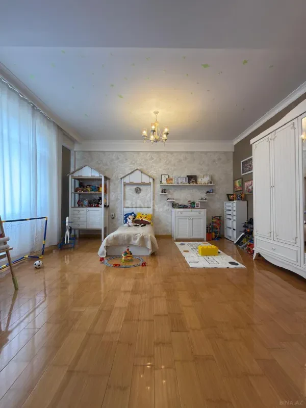 Satılır 3 otaqlı mənzil 175 m²