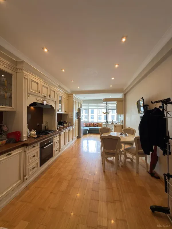 Satılır 3 otaqlı mənzil 175 m²