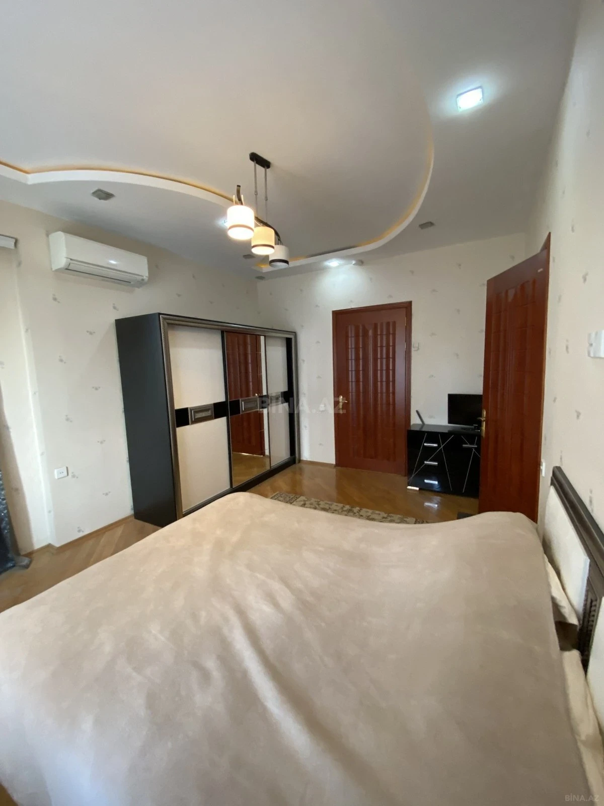 Satılır 4 otaqlı mənzil 204 m²