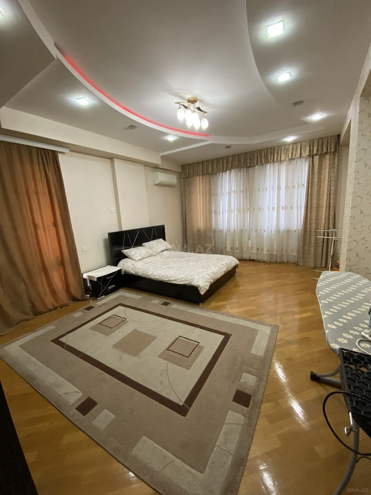 Satılır 4 otaqlı mənzil 204 m²