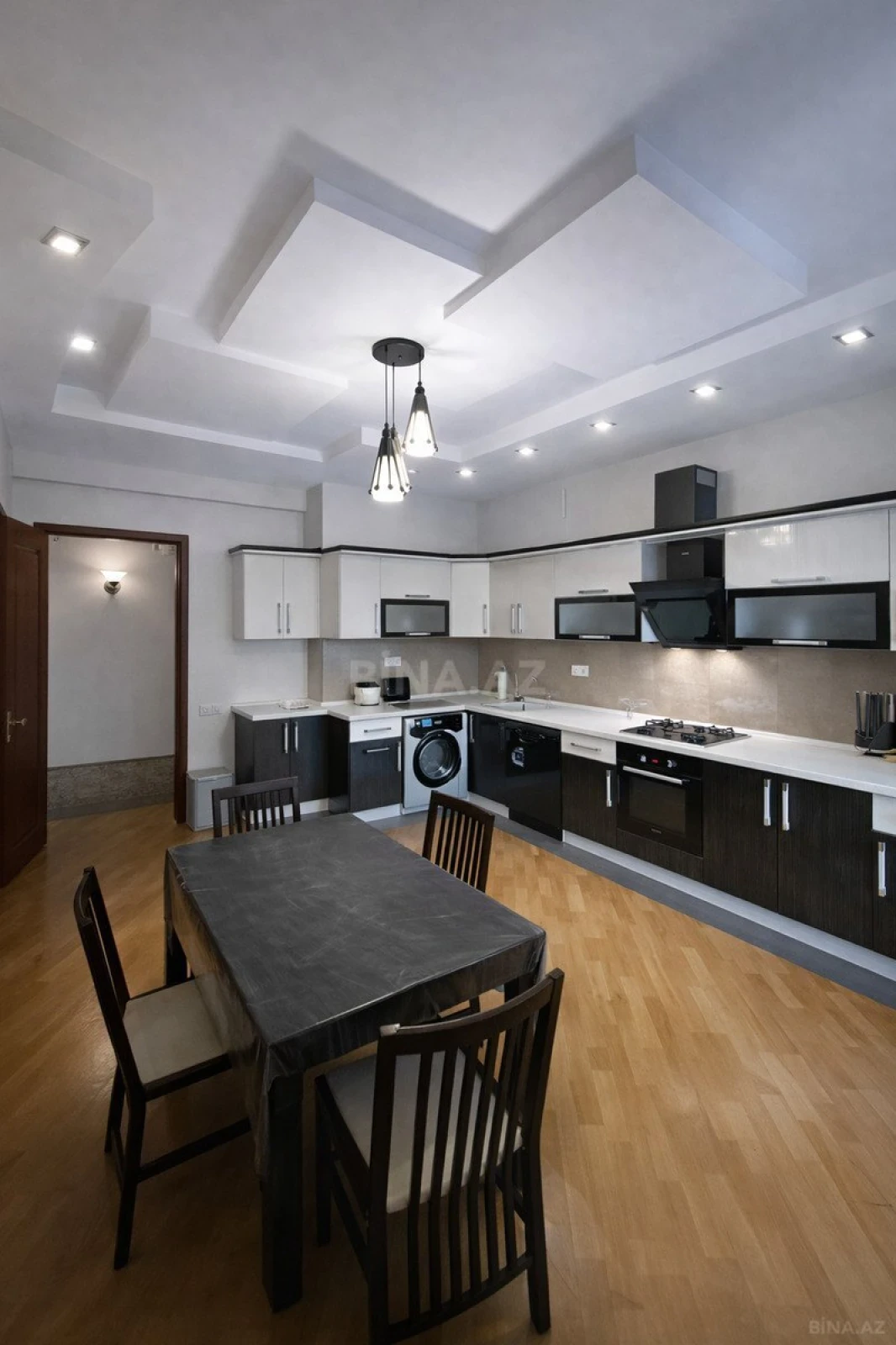 Satılır 4 otaqlı mənzil 204 m²