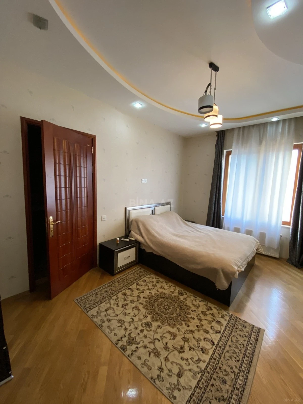 Satılır 4 otaqlı mənzil 204 m²