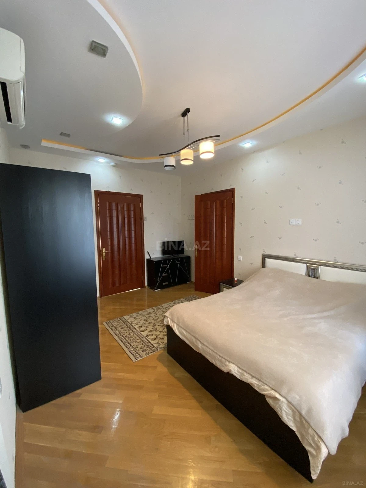 Satılır 4 otaqlı mənzil 204 m²