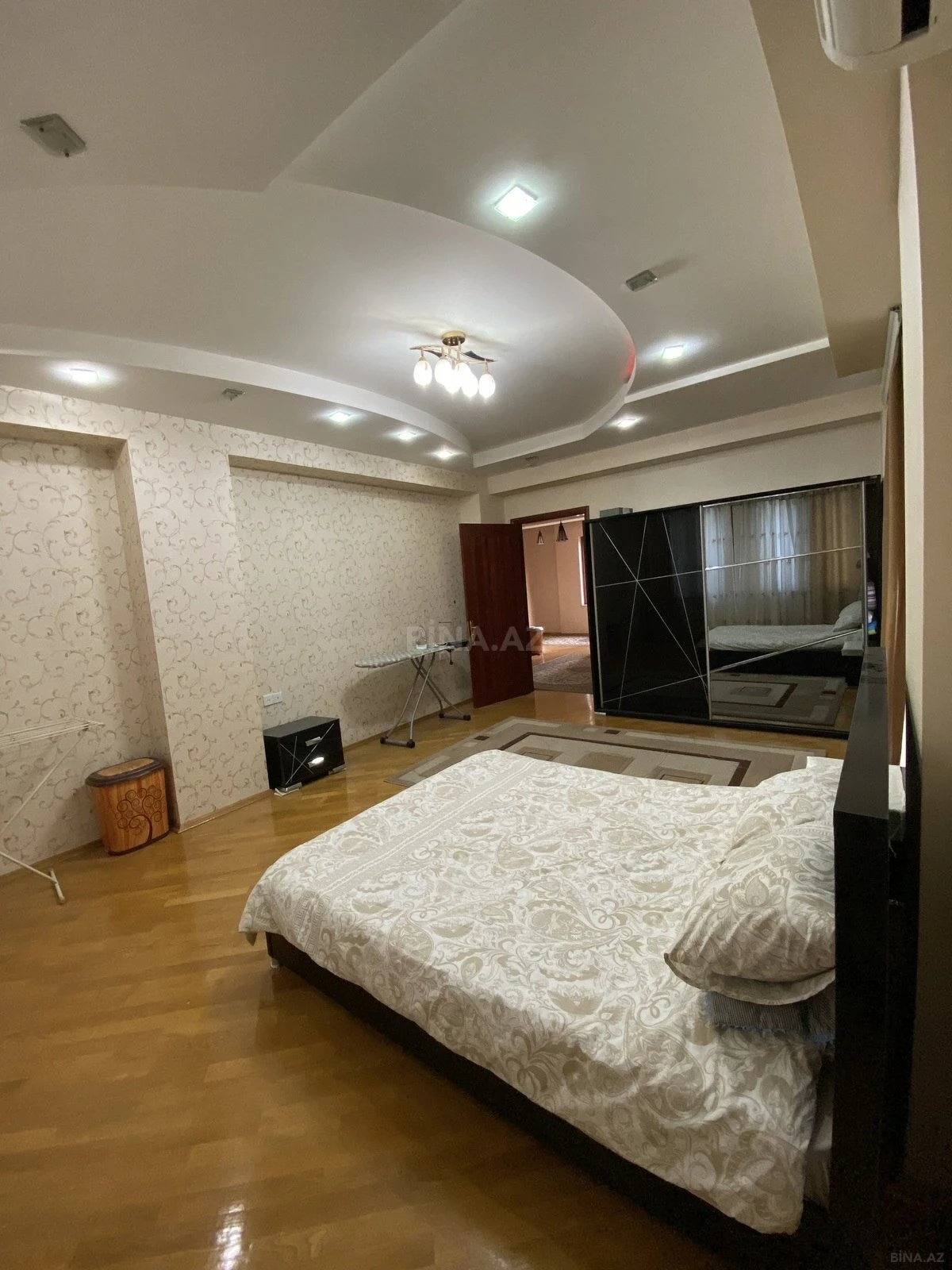 Satılır 4 otaqlı mənzil 204 m²