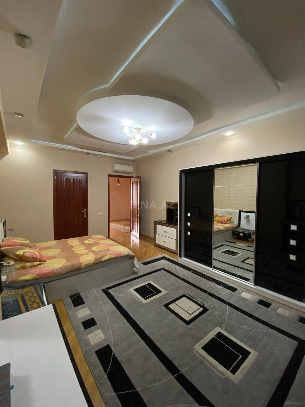 Satılır 4 otaqlı mənzil 204 m²