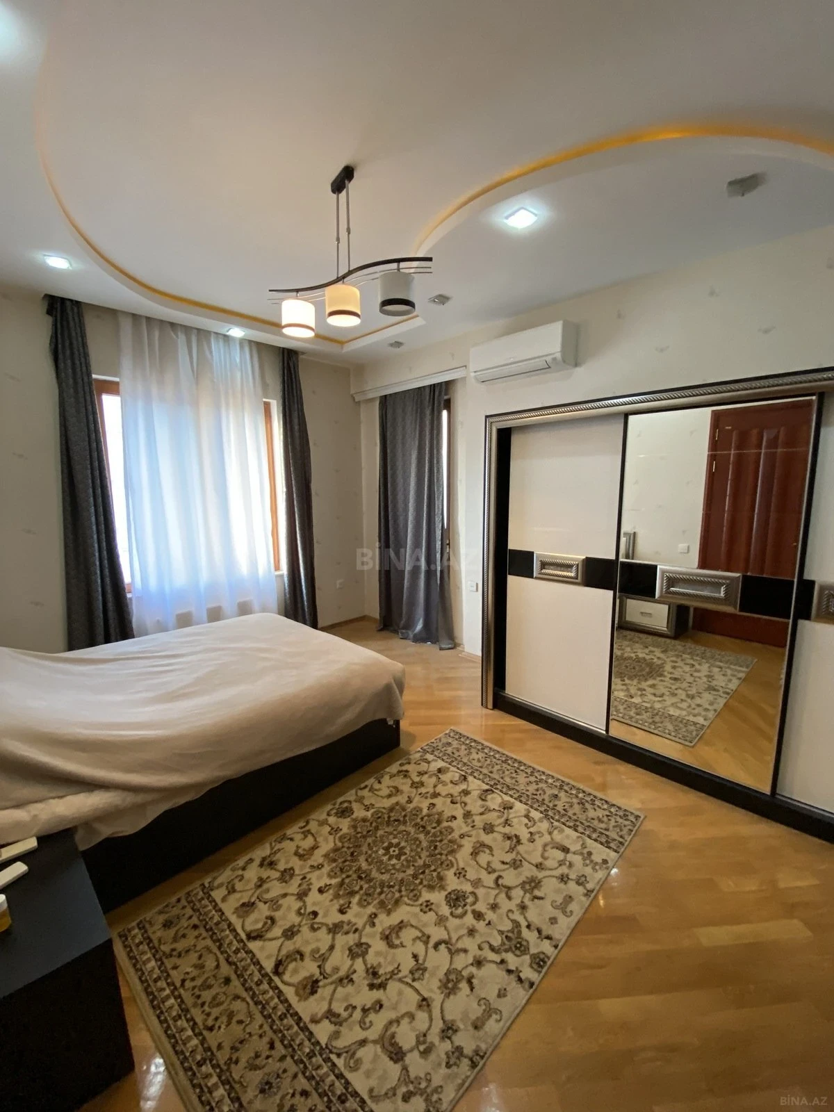 Satılır 4 otaqlı mənzil 204 m²