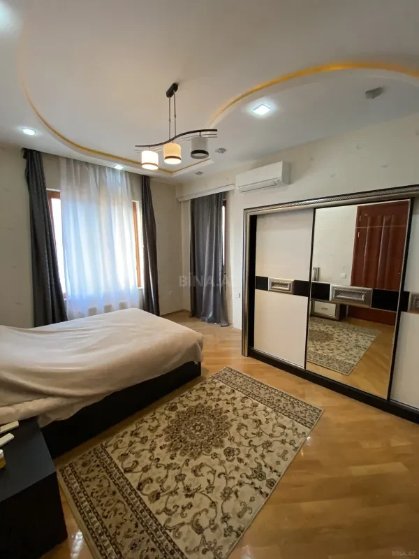 Satılır 4 otaqlı mənzil 204 m²
