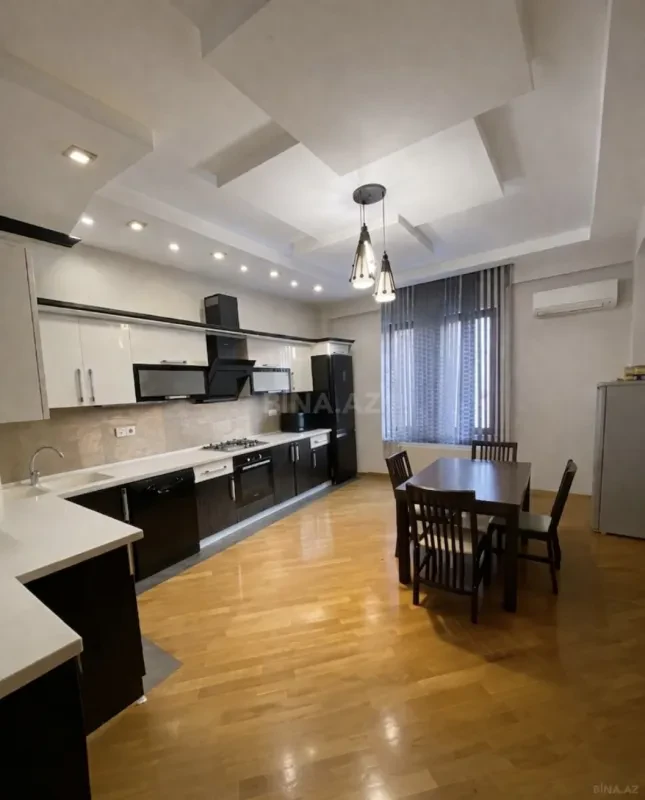 Satılır 4 otaqlı mənzil 204 m²