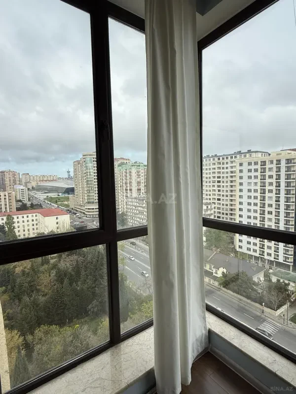 Satılır 4 otaqlı mənzil 156 m²