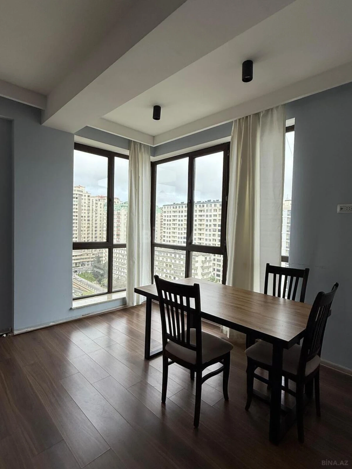 Satılır 4 otaqlı mənzil 156 m²