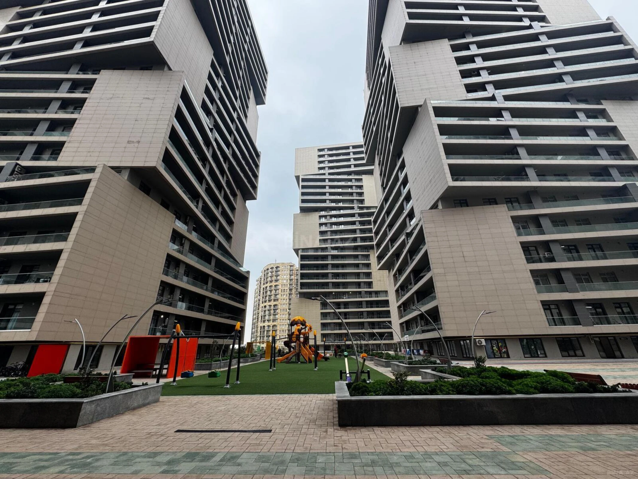 Satılır 2 otaqlı mənzil 107 m²