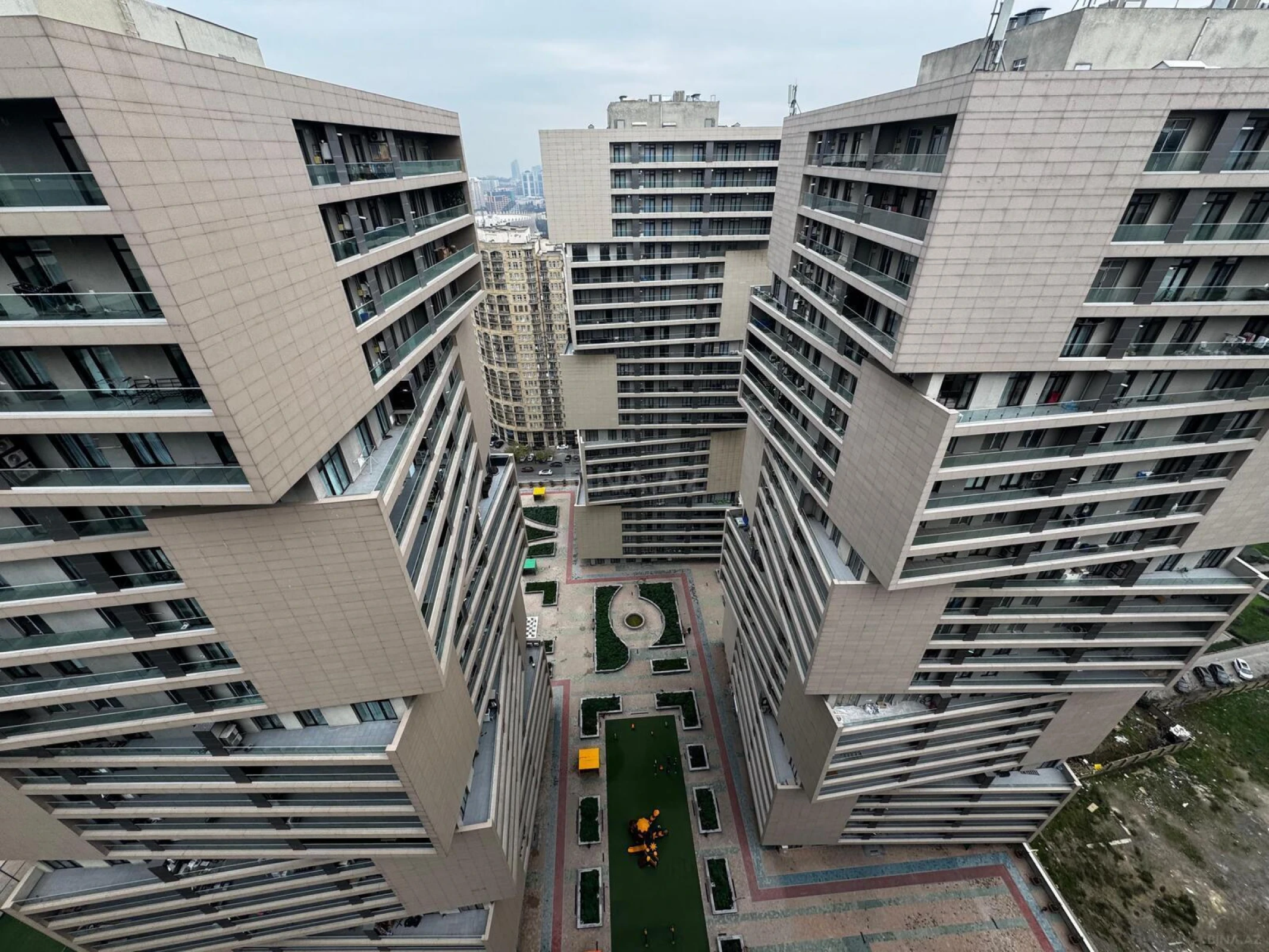 Satılır 2 otaqlı mənzil 107 m²