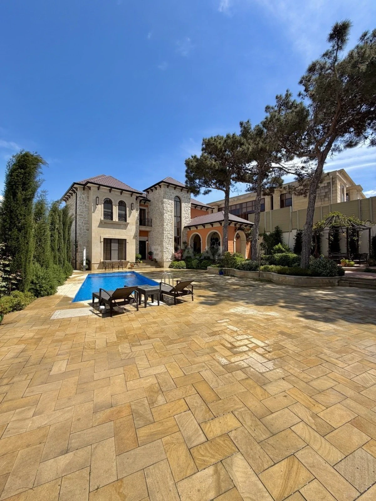 Satılır 5 otaqlı həyət evi 400 m²