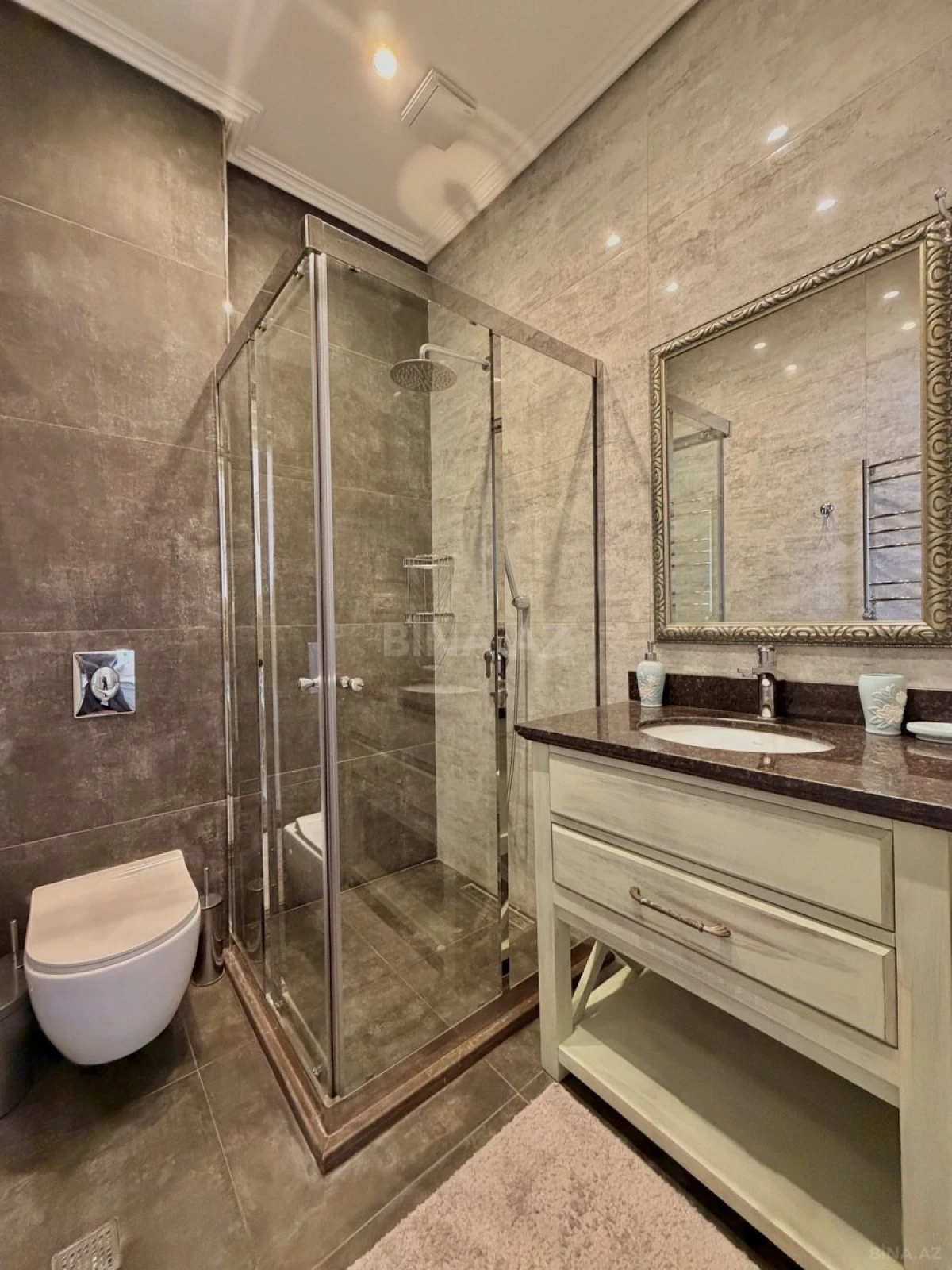 Satılır 5 otaqlı həyət evi 400 m²
