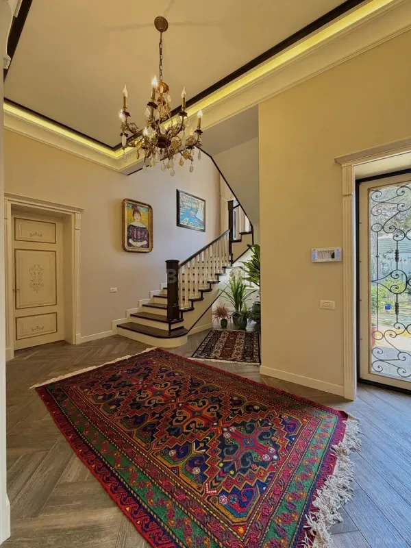 Satılır 5 otaqlı həyət evi 400 m²