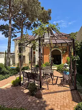Satılır 5 otaqlı həyət evi 400 m²