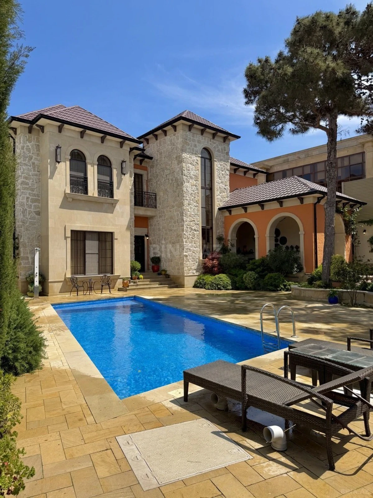 Satılır 5 otaqlı həyət evi 400 m²