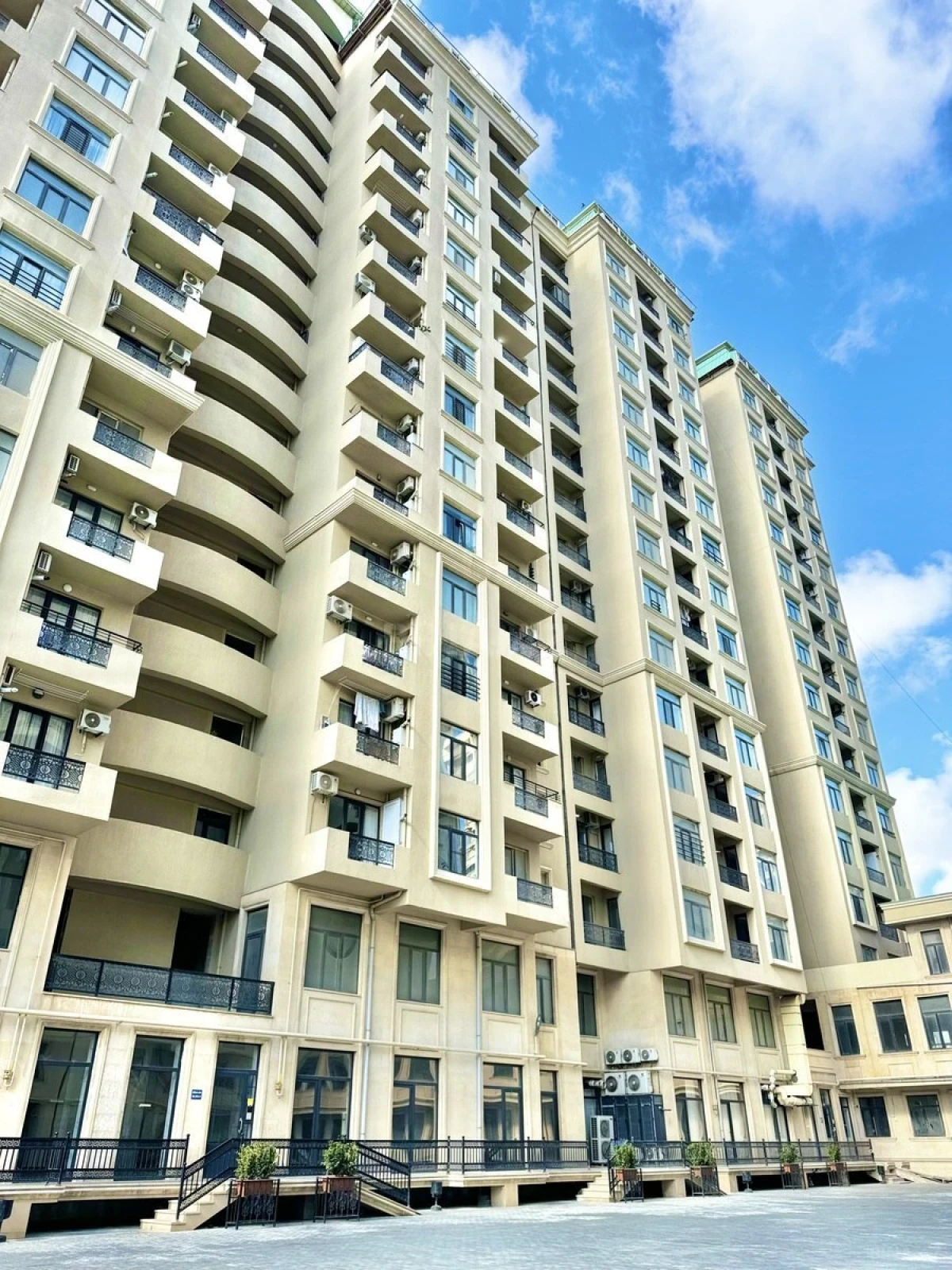 Satılır 2 otaqlı mənzil 77 m²