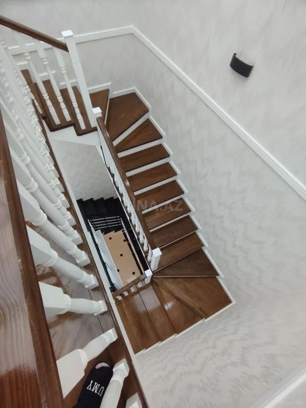 Satılır 6 otaqlı həyət evi 330 m²