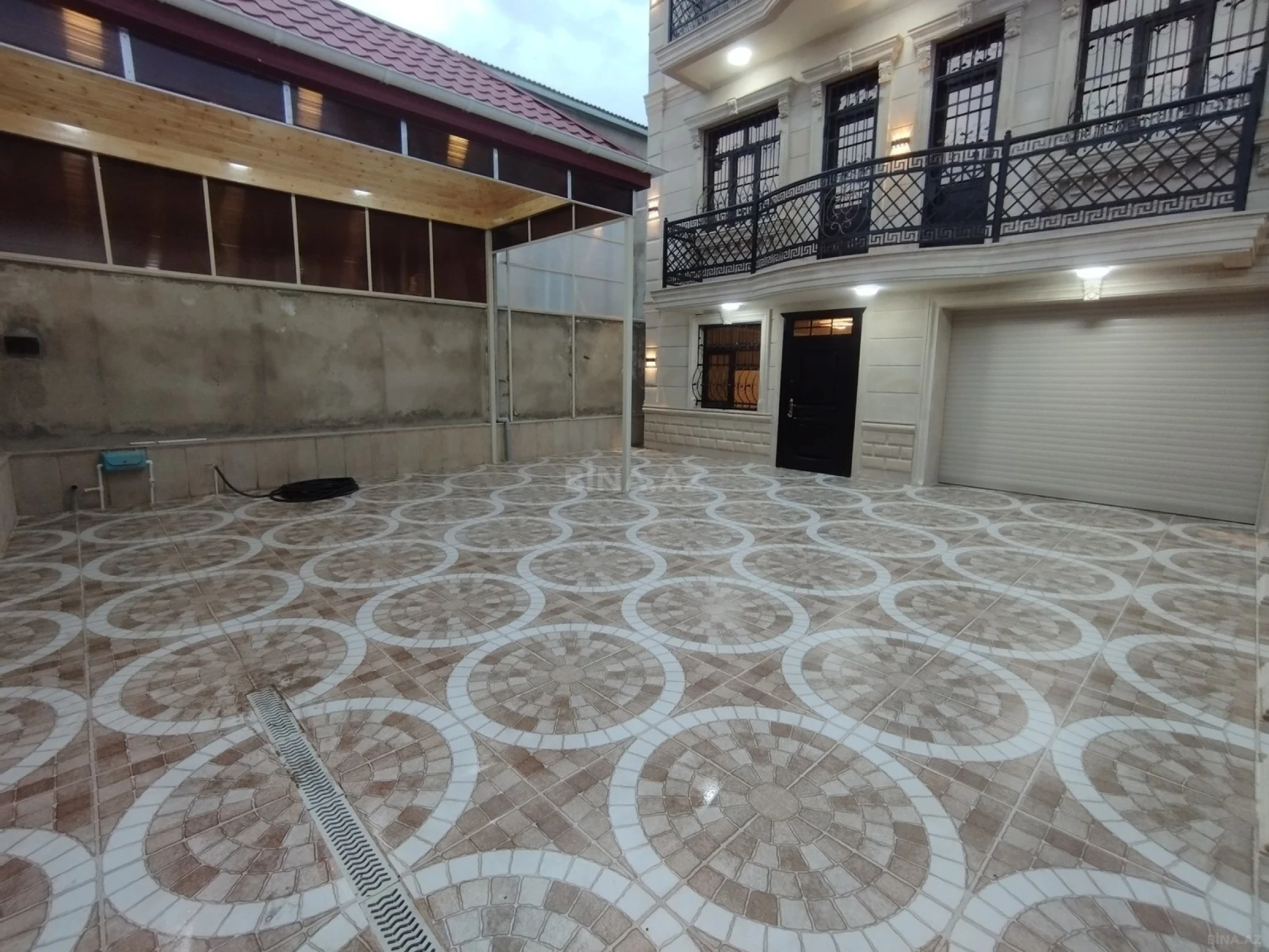 Satılır 6 otaqlı həyət evi 330 m²