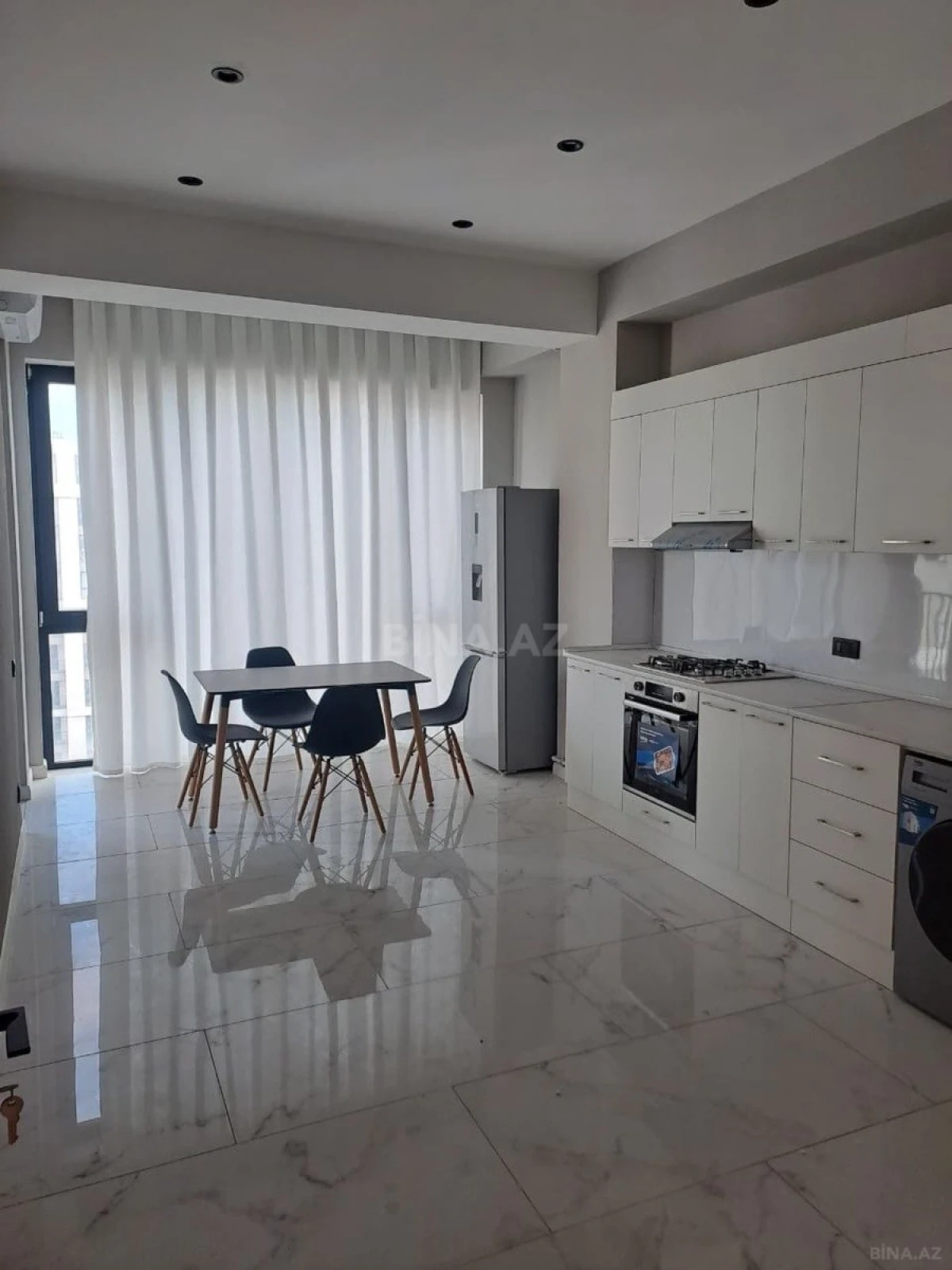Kirayə verilir 2 otaqlı mənzil 108 m²