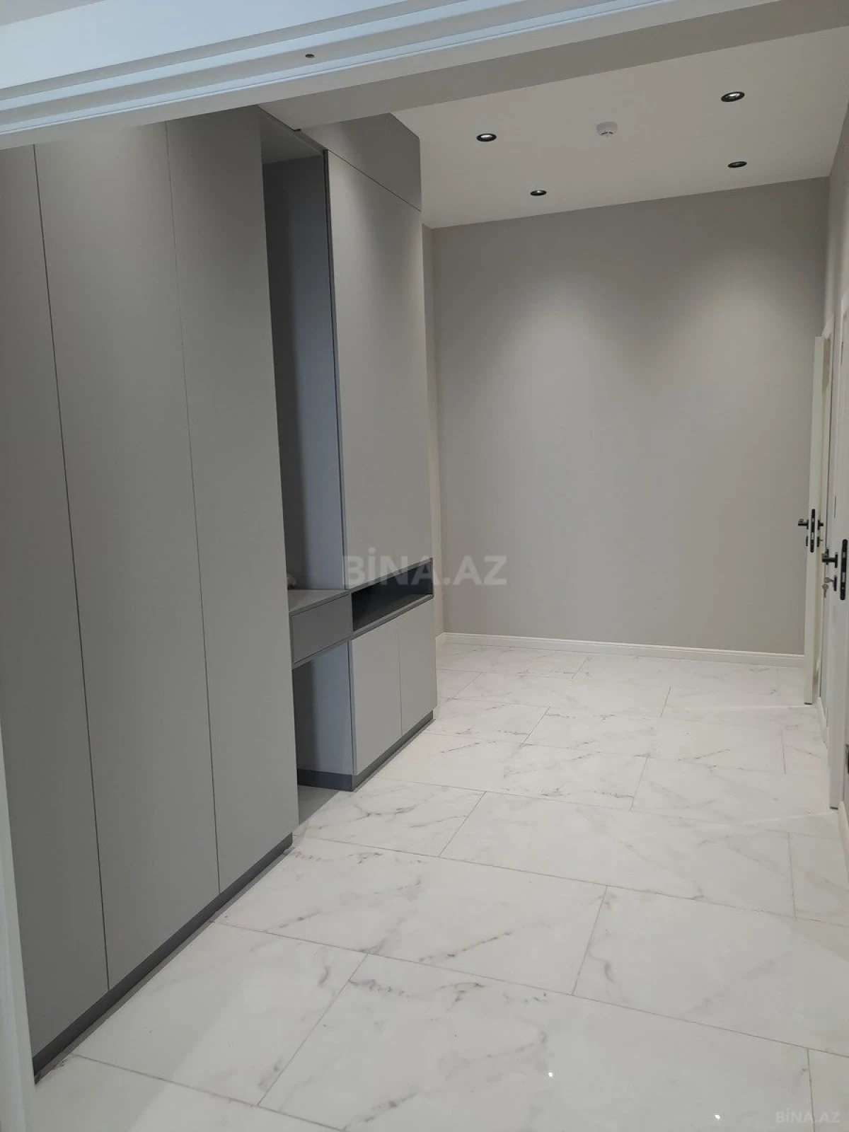 Kirayə verilir 2 otaqlı mənzil 108 m²