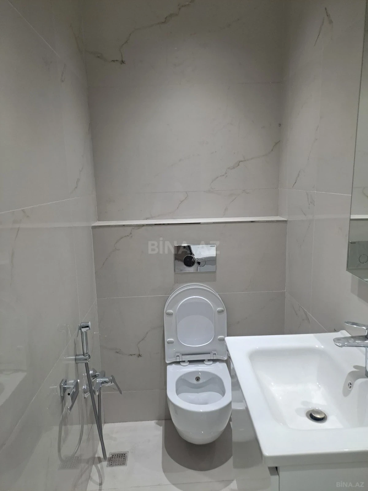 Kirayə verilir 2 otaqlı mənzil 108 m²