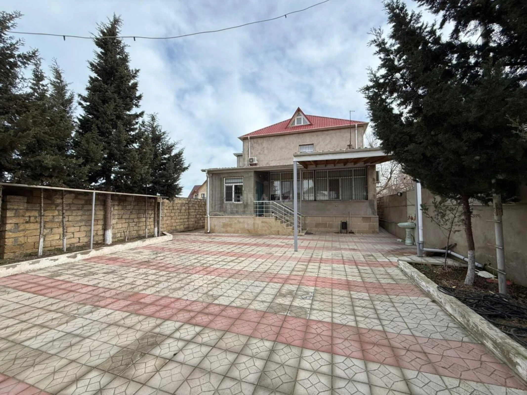 Satılır 6 otaqlı həyət evi 250 m²
