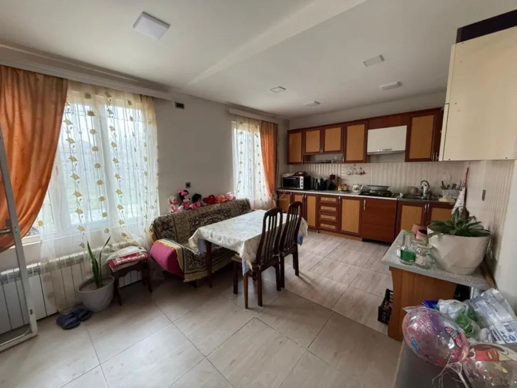Satılır 6 otaqlı həyət evi 250 m²