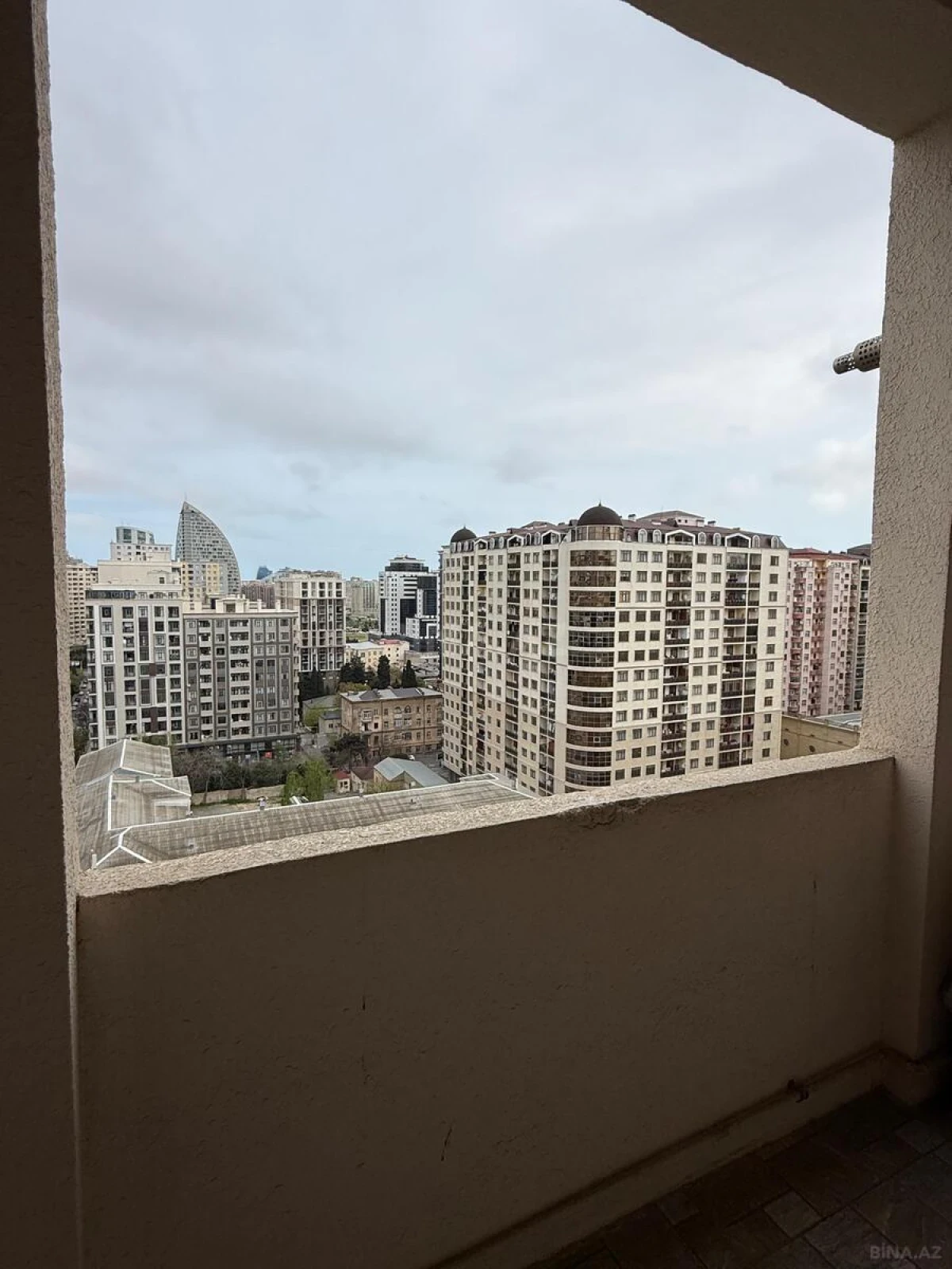 Satılır 4 otaqlı mənzil 156 m²