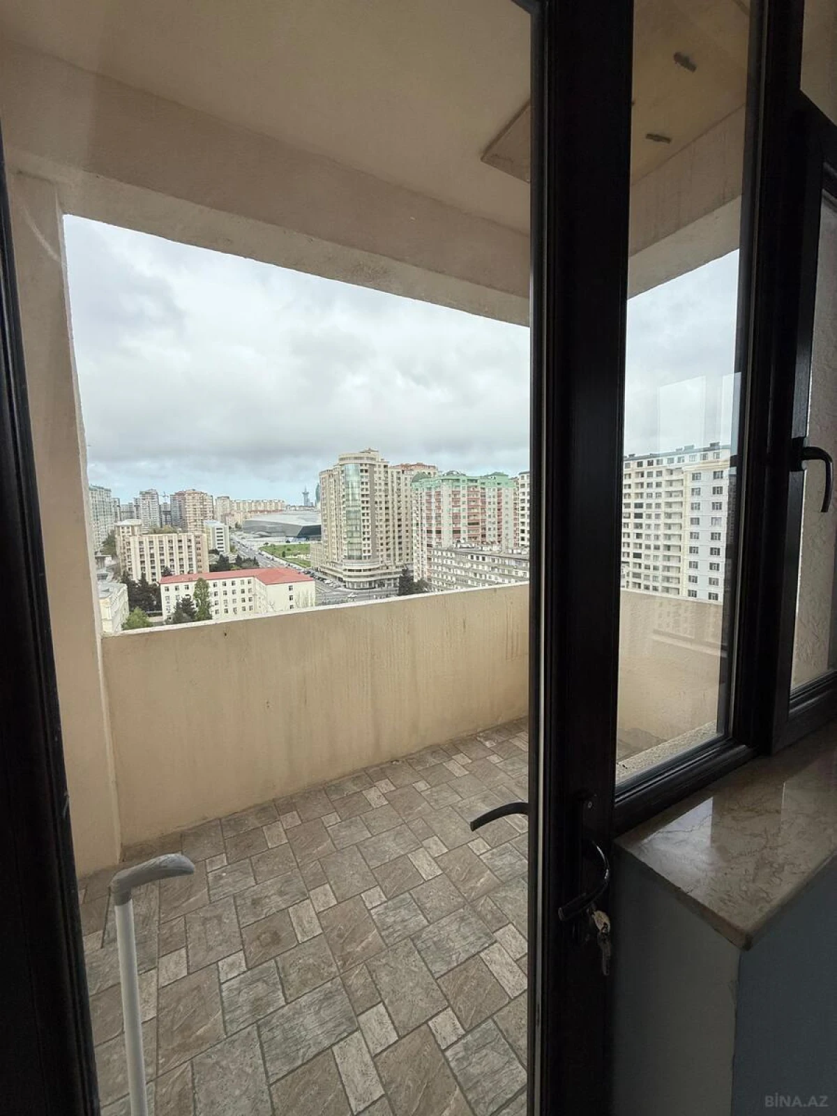Satılır 4 otaqlı mənzil 156 m²