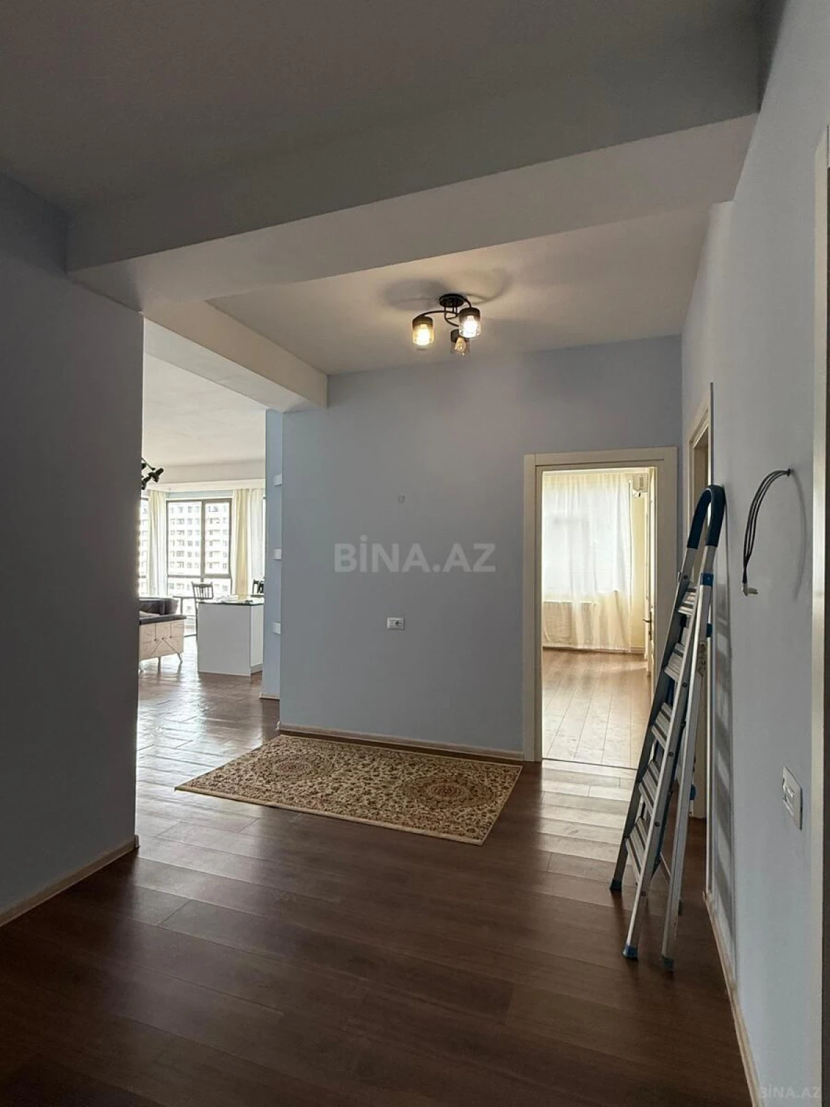 Satılır 4 otaqlı mənzil 156 m²