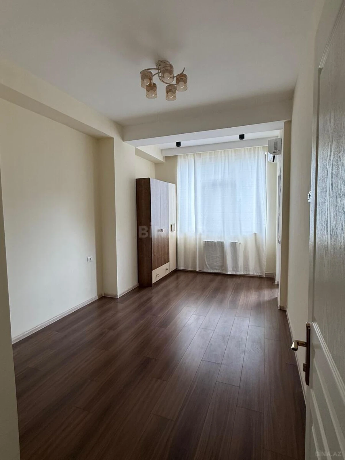 Satılır 4 otaqlı mənzil 156 m²